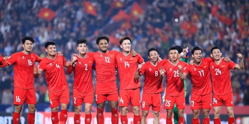 Nhiều danh thủ Việt Nam xuất hiện giữa sân vận động
